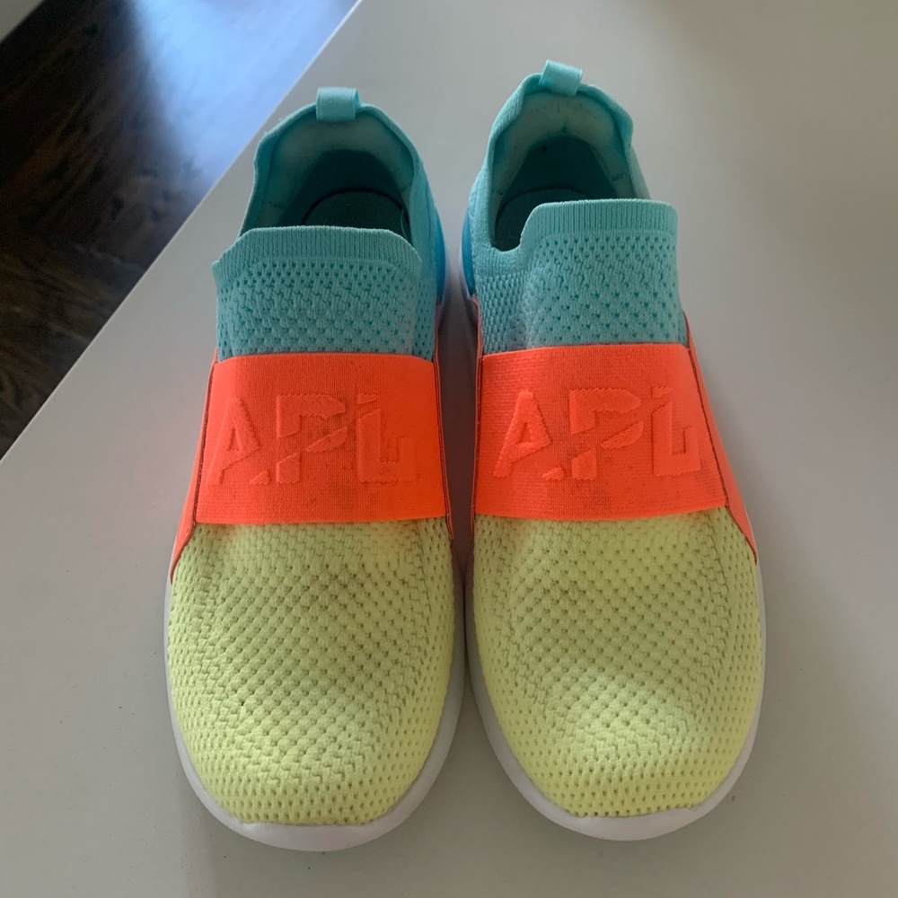 APL Women’s TechLoom Bliss Size 6.5 - fit like 7.5